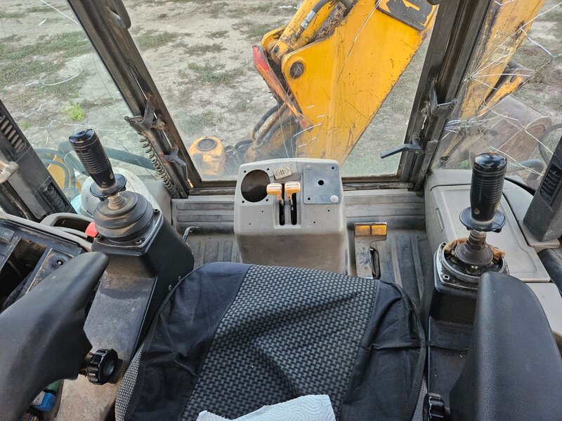 Buldoexcavator JCB 3CX, locatie Battonya (Ungaria), la granita cu Arad.